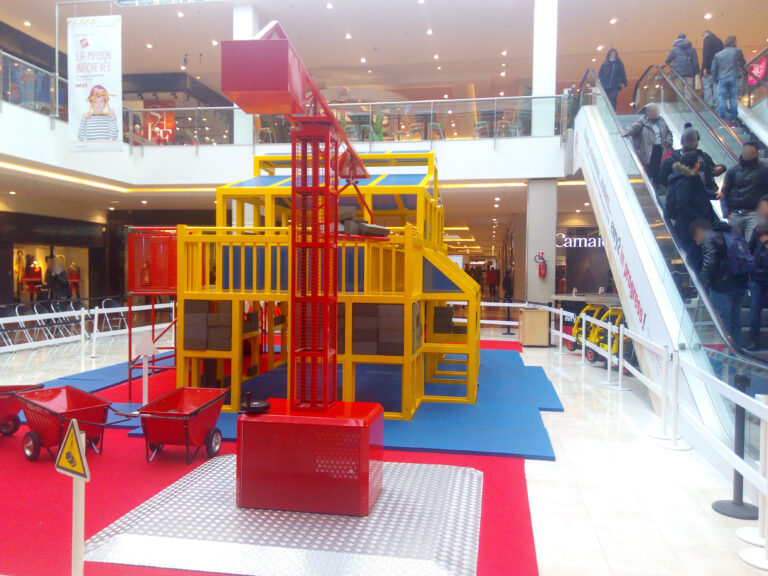 Un jeu d'ouvriers géants pour enfants dans un centre commercial