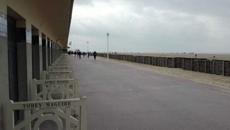 Photo de la plage de Deauville avec les fameux barrière avec le nom de nombreux grands acteurs américains noté dessus