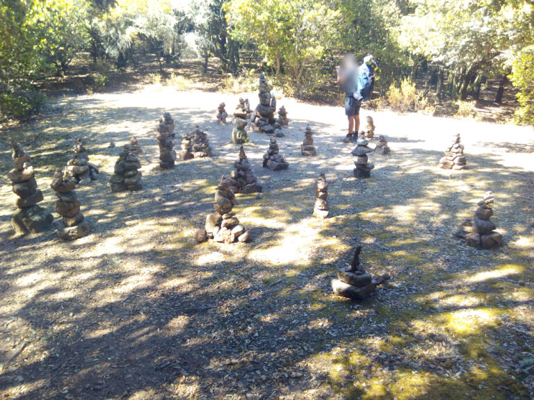Une vingtaines d'amoncellements de pierre sur un passage de randonnée dans la foret