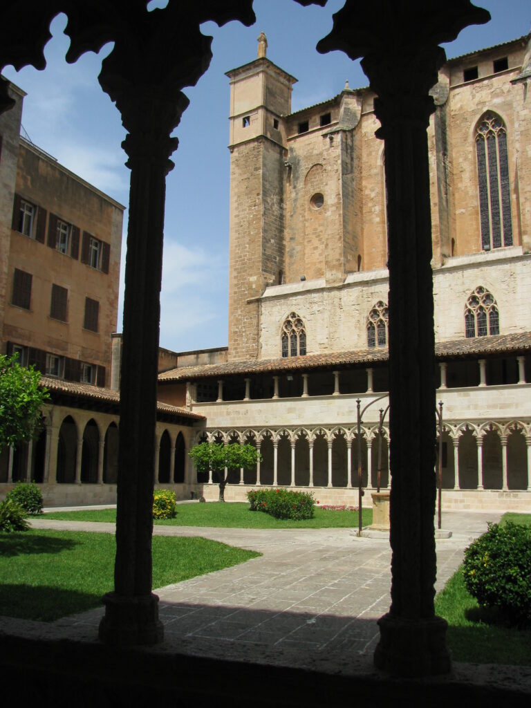 cloitre d'une abbaye à Majorque, avec l'église en arrière plan