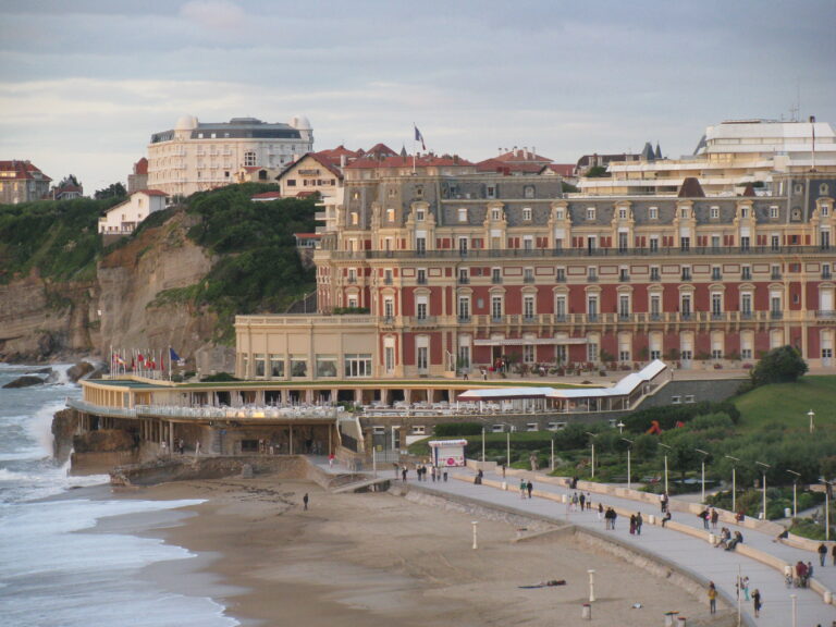 la plage, la mer, et les beaux bâtiments à biarritz