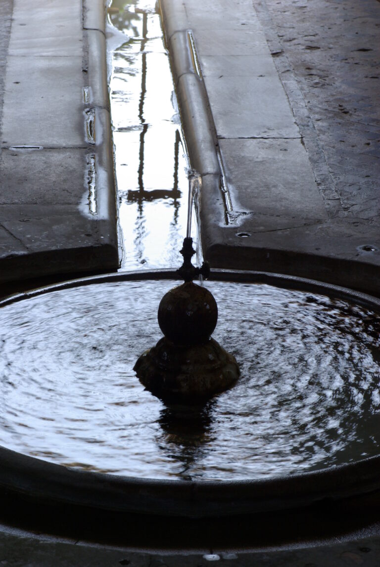 photo en semi contre jour d'une fontaine dans un kiosque à Seville