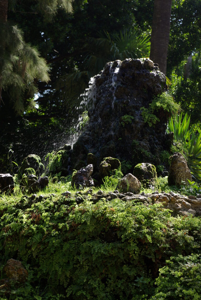 fontaine en pierre au milieu de la verdure d'un parc