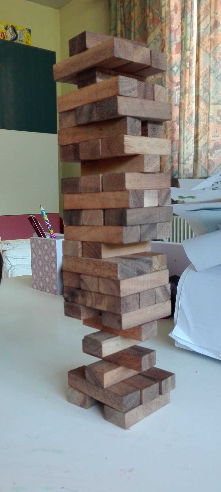 jeu de jenga qui tient tout juste en équilibre