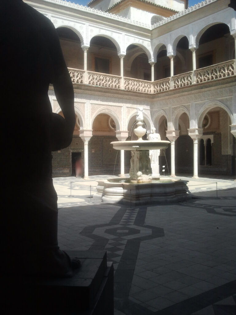 photo d'un patio en Espagne avec une fontaine au milieu