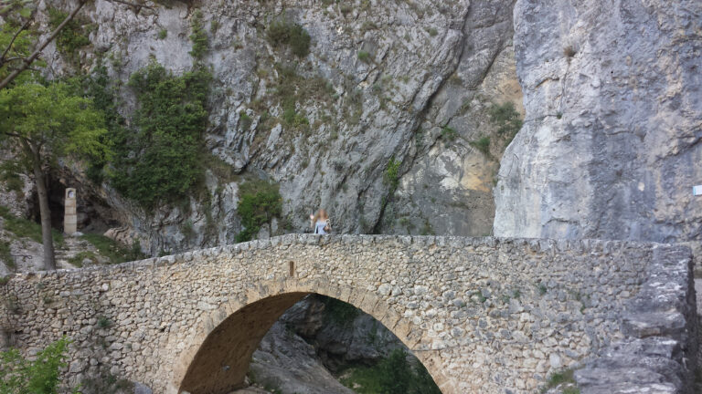 photo d'un pont à moustier sainte marie