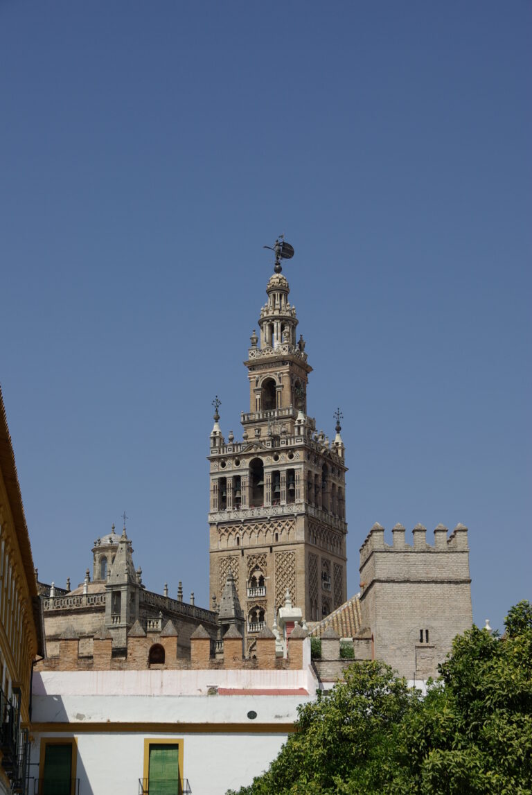 Une tour ancien avec de nombreux moucharabieh vue de loin à Séville