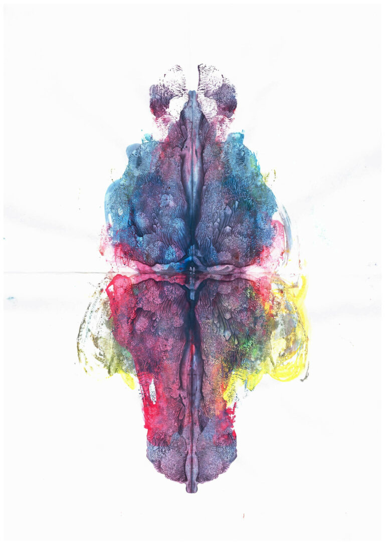 une tache de peinture multicolore dans un papier plié en deux Rorschachefaisant penser au test psychologique de
