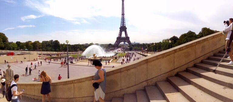 photo de la tour eiffel prise d'un escalier du trocadéro