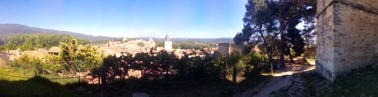 Paysage et village pris en photo près d'aix en provence à partir d'une hauteur