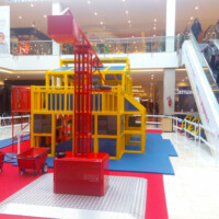 Un jeu d'ouvriers géants pour enfants dans un centre commercial