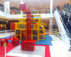 Un jeu d'ouvriers géants pour enfants dans un centre commercial