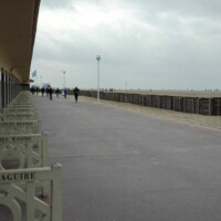 Photo de la plage de Deauville avec les fameux barrière avec le nom de nombreux grands acteurs américains noté dessus
