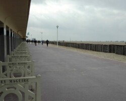 Photo de la plage de Deauville avec les fameux barrière avec le nom de nombreux grands acteurs américains noté dessus