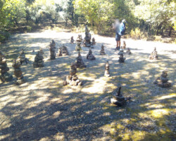Une vingtaines d'amoncellements de pierre sur un passage de randonnée dans la foret