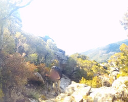 quelqu'un qui monte dans un chemin pentu en montagne