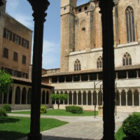 cloitre d'une abbaye à Majorque, avec l'église en arrière plan