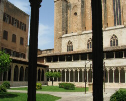 cloitre d'une abbaye à Majorque, avec l'église en arrière plan
