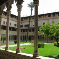 cloitre d'une abbaye à Majorque, avec un palmier au milieu