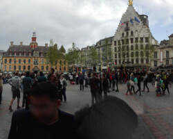 une place à Lille bien remplie de monde