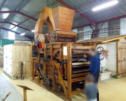 une vieille machine à traiter le blé dans le musée d'une ferme