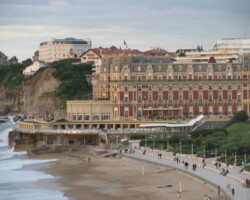 la plage, la mer, et les beaux bâtiments à biarritz