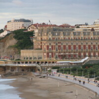 la plage, la mer, et les beaux bâtiments à biarritz