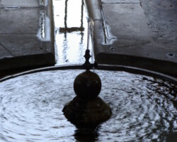 photo en semi contre jour d'une fontaine dans un kiosque à Seville
