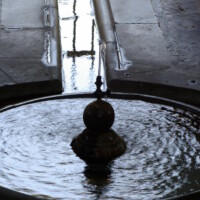 photo en semi contre jour d'une fontaine dans un kiosque à Seville