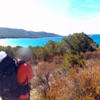 chemin en Corse dans la verdure un peu sèche donnant sur la mer