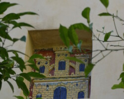 photo d'une sculpture dans le mur d'un batiment en Espagne représentant un chateau