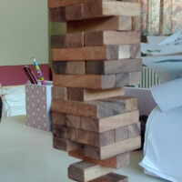 jeu de jenga qui tient tout juste en équilibre