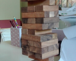 jeu de jenga qui tient tout juste en équilibre
