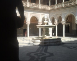 photo d'un patio en Espagne avec une fontaine au milieu