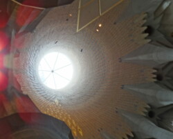 un puits de lumière vers le ciel dans la sagrada familia