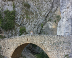 photo d'un pont à moustier sainte marie