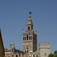Une tour ancien avec de nombreux moucharabieh vue de loin à Séville